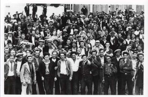 Large group of people gathered for a photo.